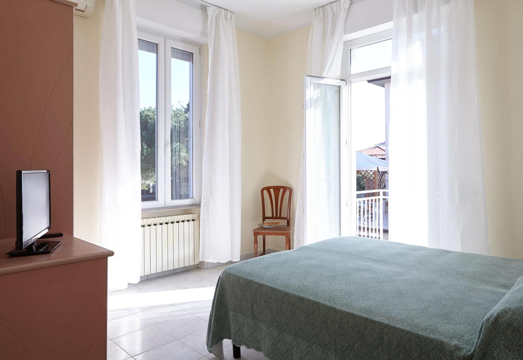 Hotel Mirage Marina di Pietrasanta Buitenkant foto
